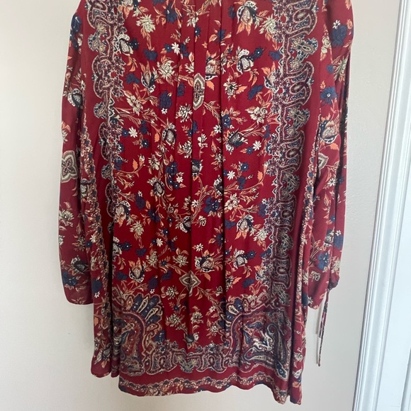 Lucky Brand women’s tunic length blouse. Beautiful red print. Size 2x. - Picture 3 of 3